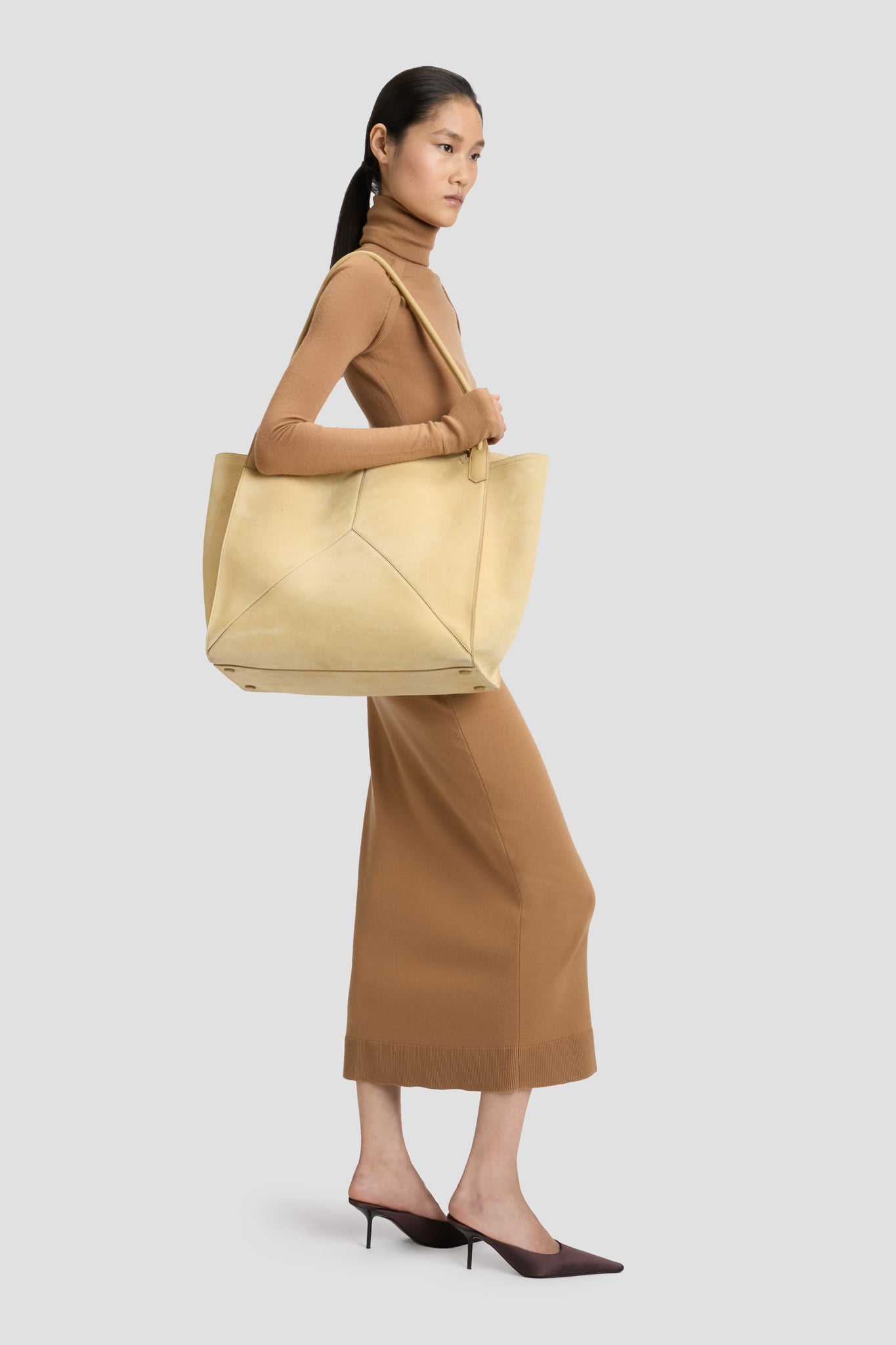 Victoria Tote Bag Large In Sand Suede