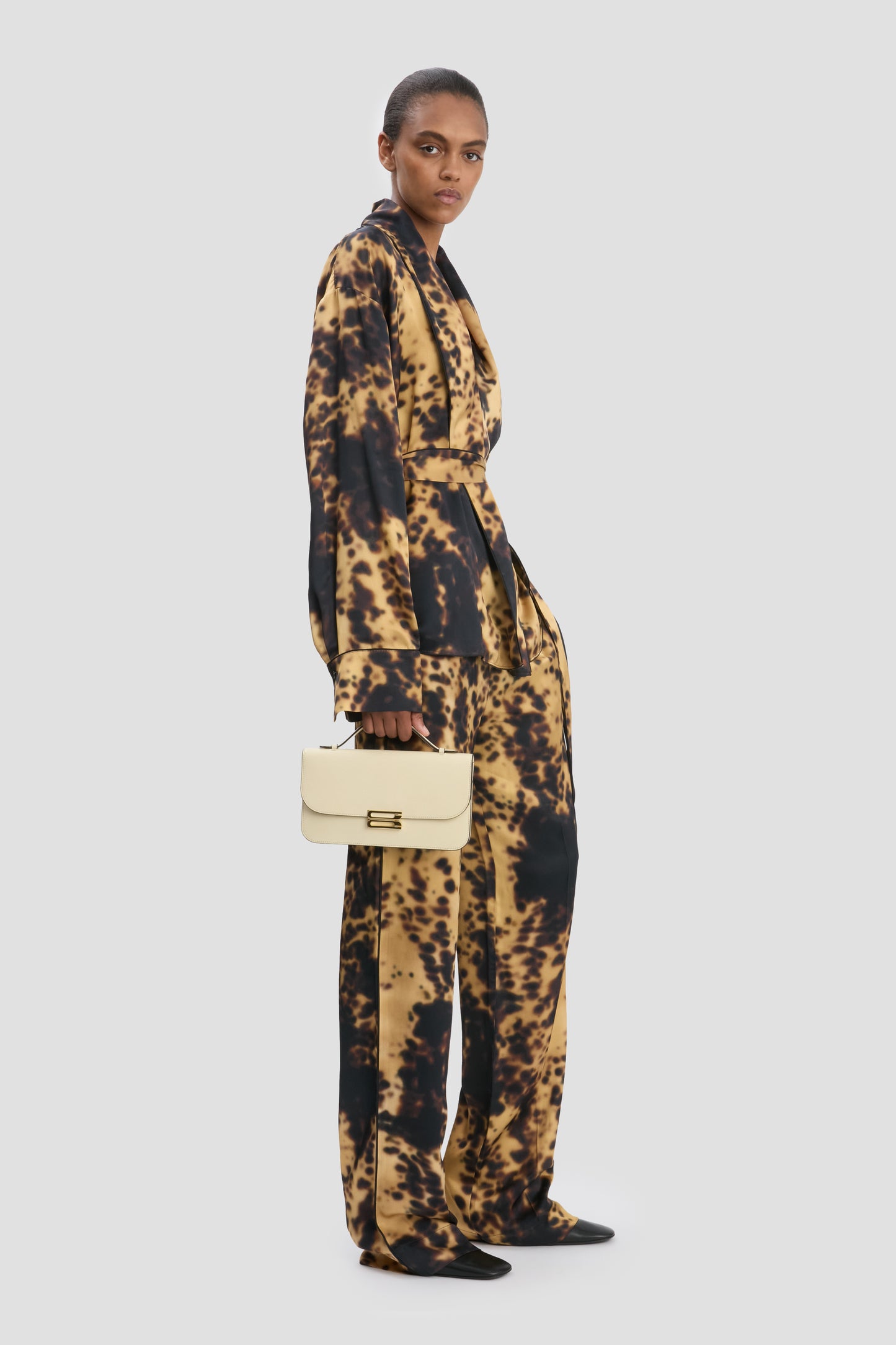 Dorian Pochette In Ivory Leather