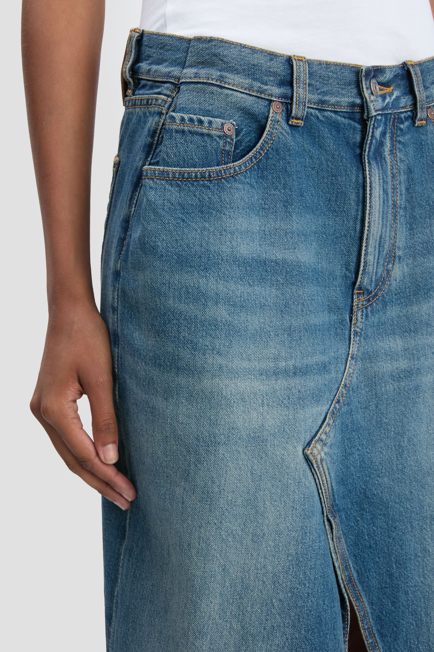 Kick Pocket Denim Skirt In Mid Blue Wash