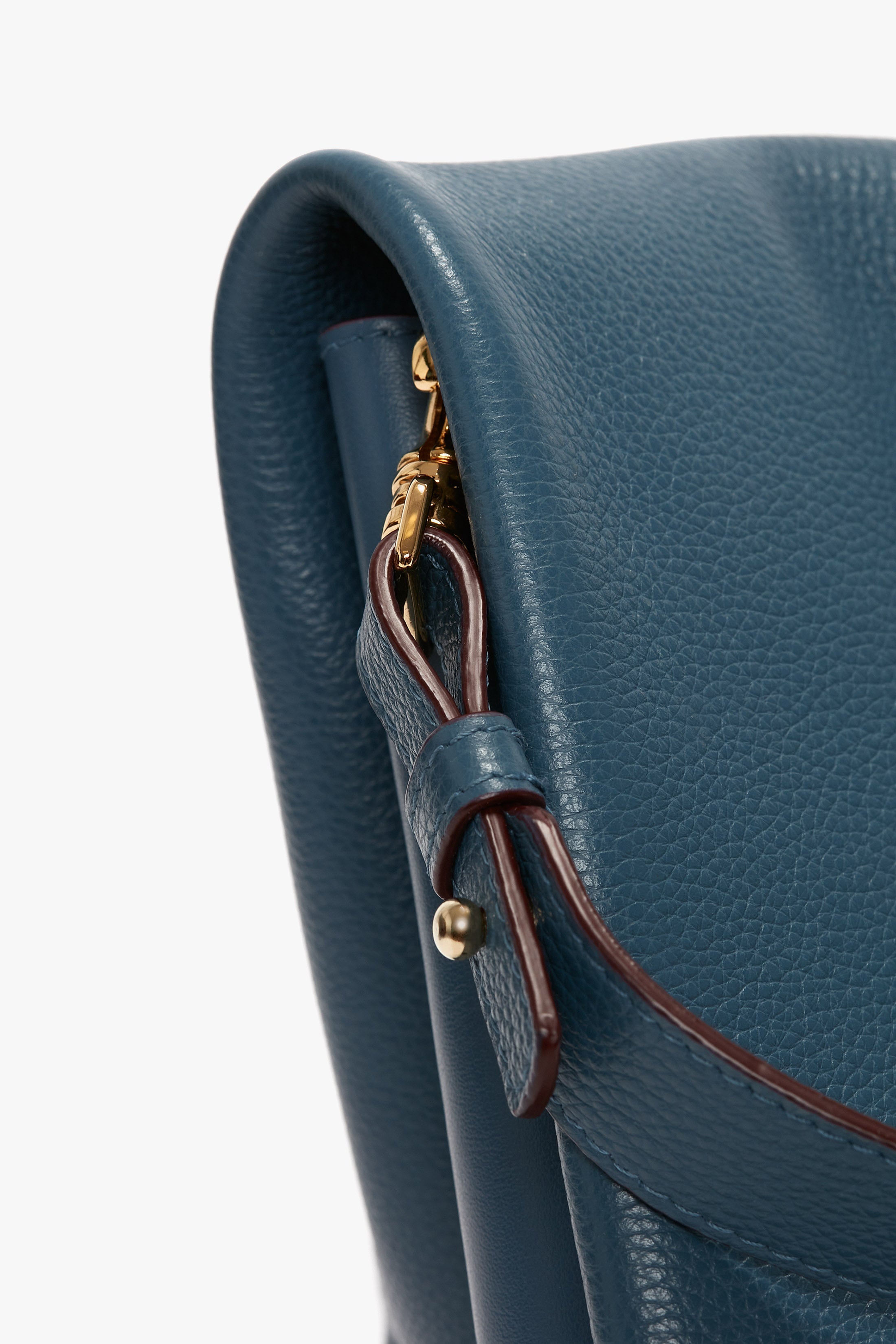 Jumbo Chain Pouch In Cornflower Blue – Victoria Beckham