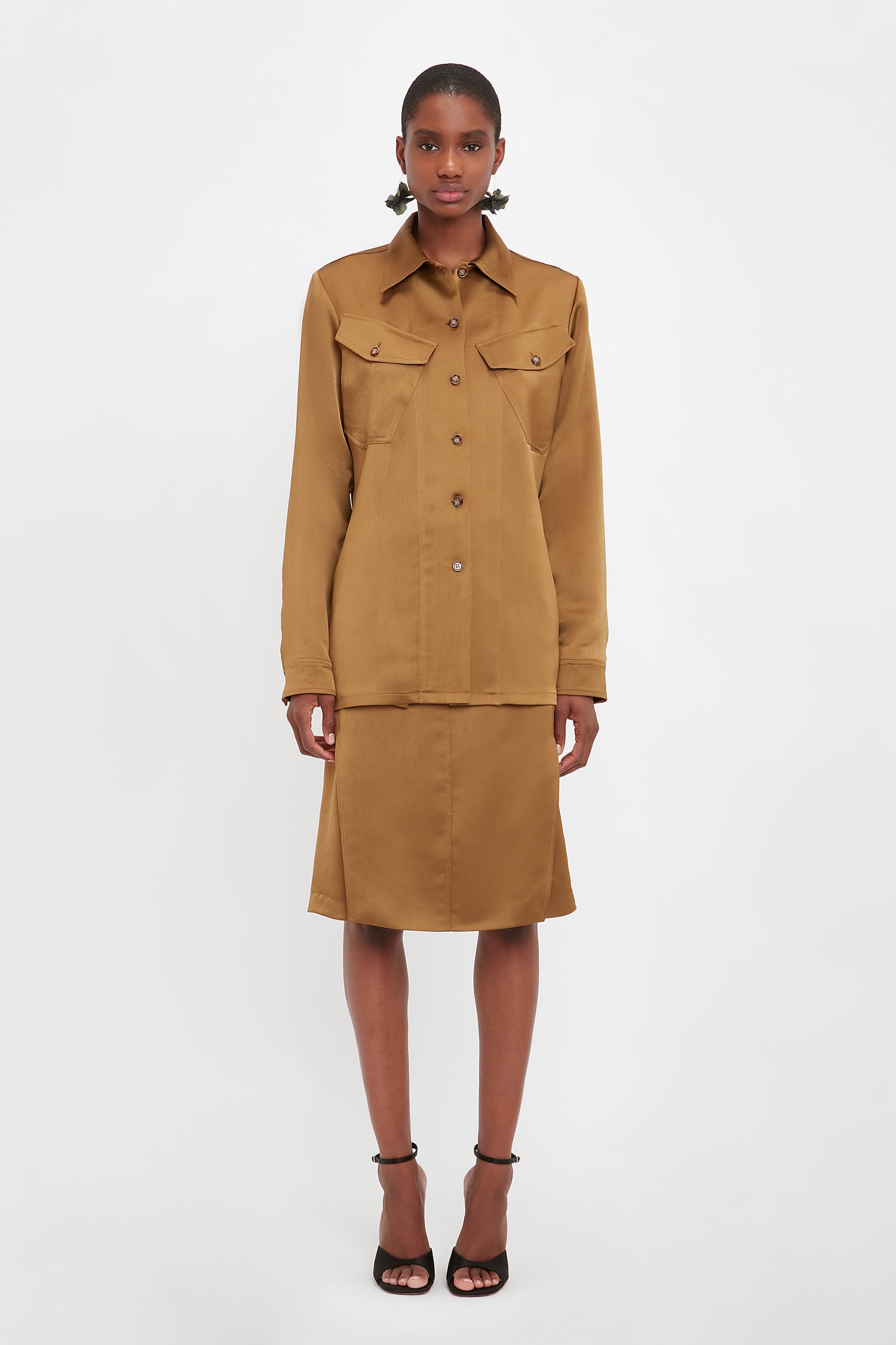 Model wears the Backless Patch Pocket Shirt in Tawny Brown from VB. This brown shirt comes with a button-front fastening. This longsleeve brown shirt has a curved hem and patch pockets.