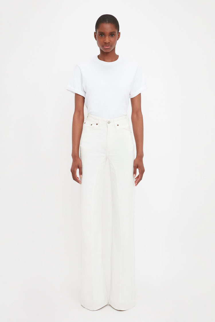 The white wide leg jeans from Victoria Beckham. Model wears the Bianca wide leg jean. Coming with a high waist with flared legs and patch pocket.